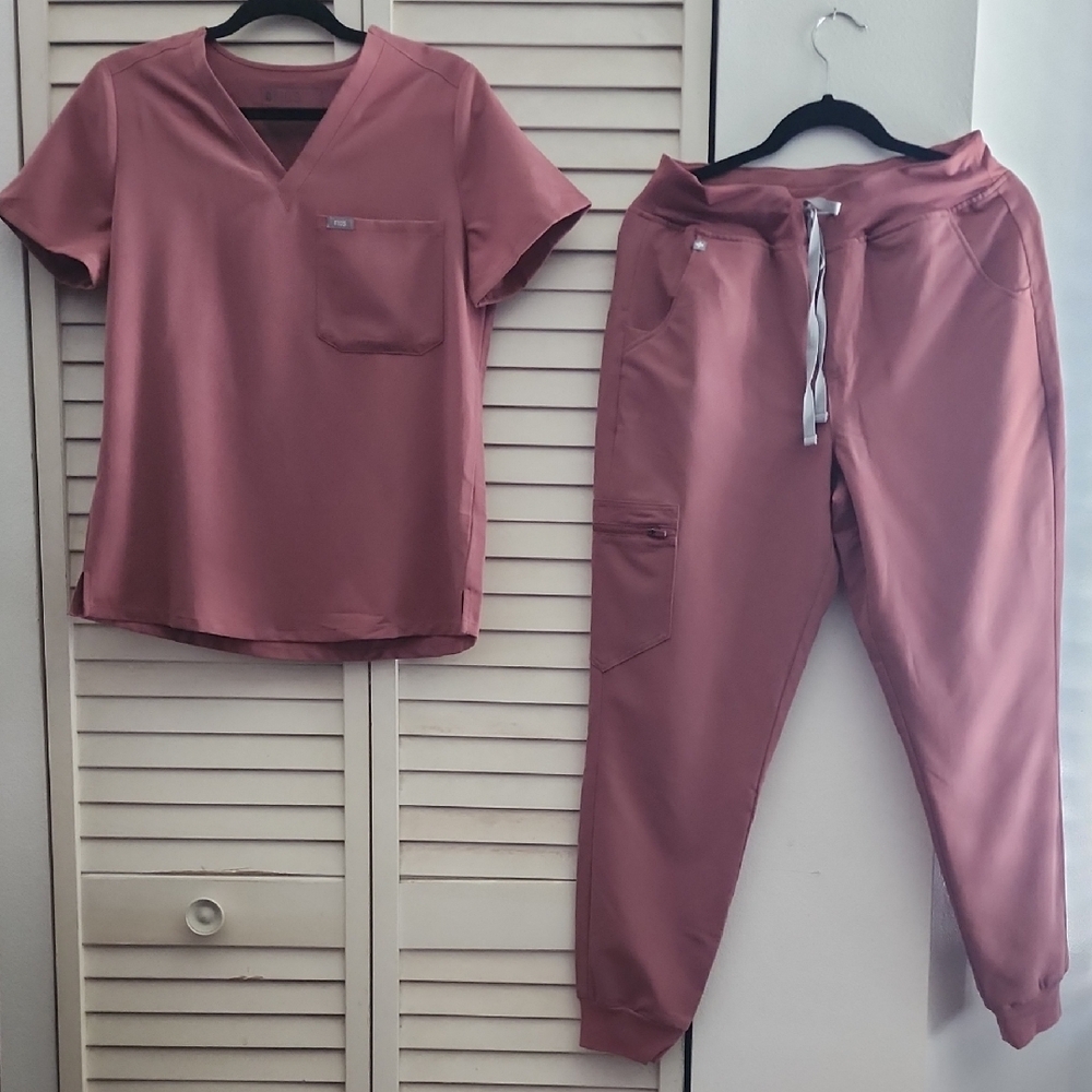 Pink Scrub Set Figs with V-Neck Top and Jogger Pants. SMALL CATARINA AND MEDIUM